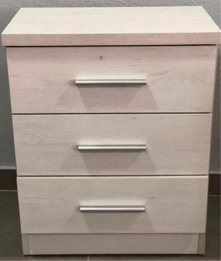 Mesita de noche de madera con cajones