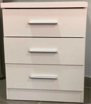 Mesita de noche de madera con cajones