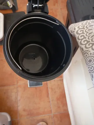 Papelera de baño metálica