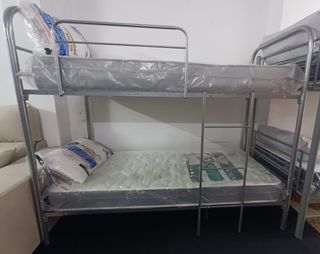 Literas metálicas grises y blancas