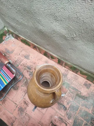 Ánfora de barro con soporte