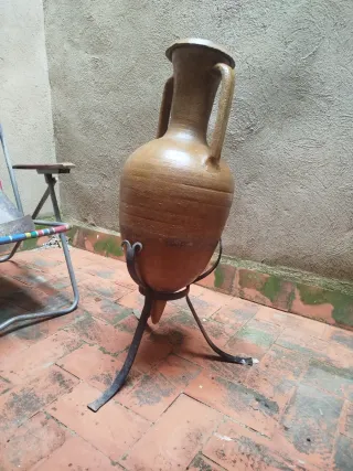 Ánfora de barro con soporte