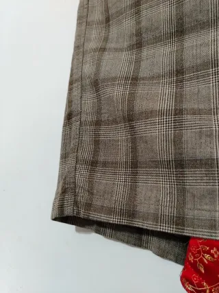 Gonna a quadri marrone con dettagli rossi