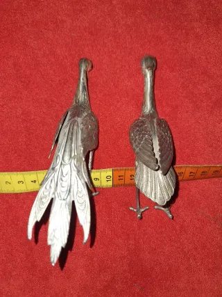 Figuras de pájaros plateados