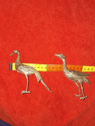 Figuras de pájaros plateados