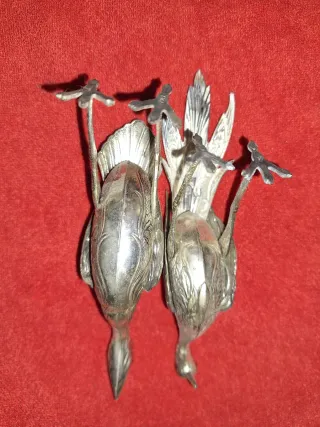 Figuras de pájaros plateados