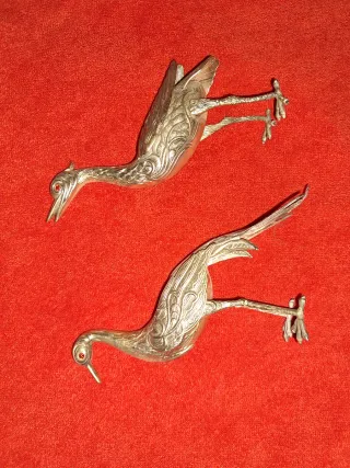 Figuras de pájaros plateados