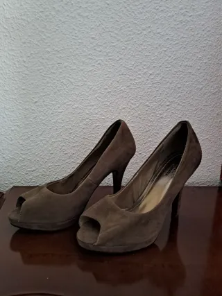 Zapatos de tacón abiertos marrones