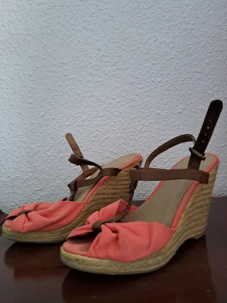 Sandalias de cuña verano coral y marrón