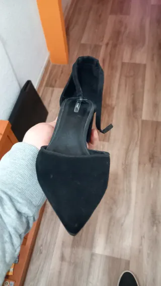 Zapato tacón negro con pulsera