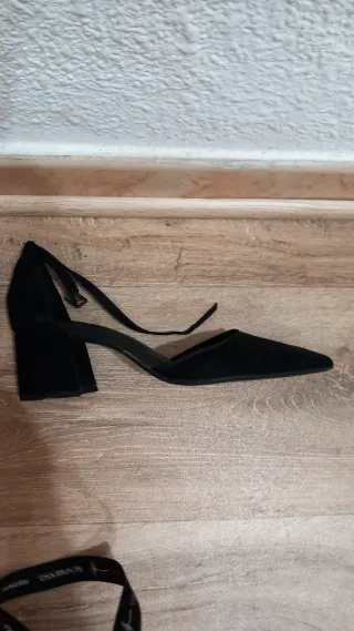 Zapato tacón negro con pulsera