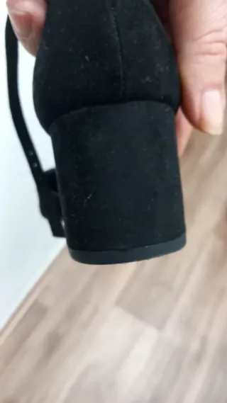 Zapato tacón negro con pulsera