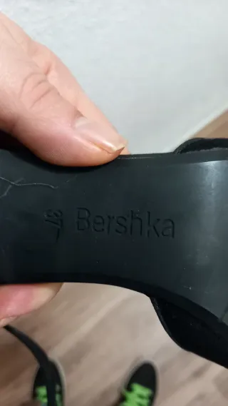 Zapato tacón negro con pulsera