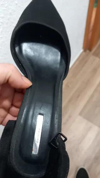 Zapato tacón negro con pulsera