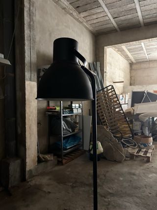 Lámpara de pie Ikea negra