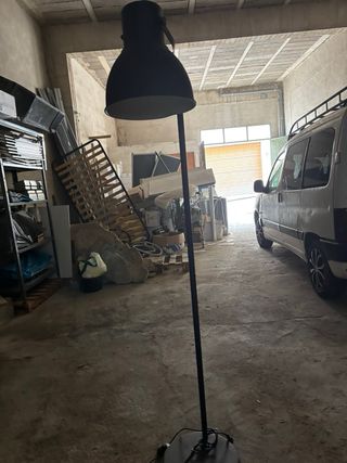 Lámpara de pie Ikea negra