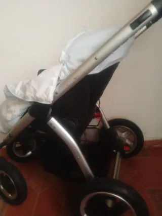 Carro con su cuna  de bebé fuerte y nuevo