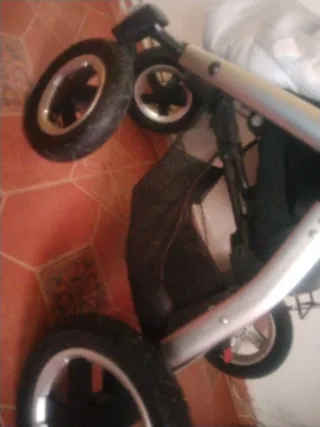 Carro con su cuna  de bebé fuerte y nuevo