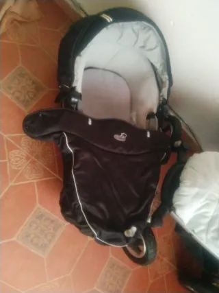 Carro con su cuna  de bebé fuerte y nuevo