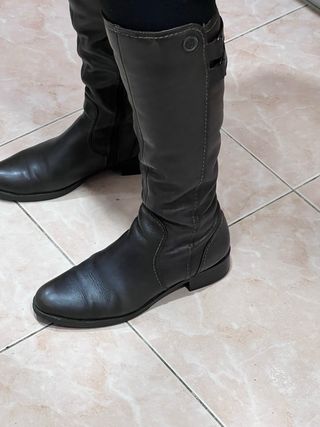 Botas de piel marrones de mujer planas