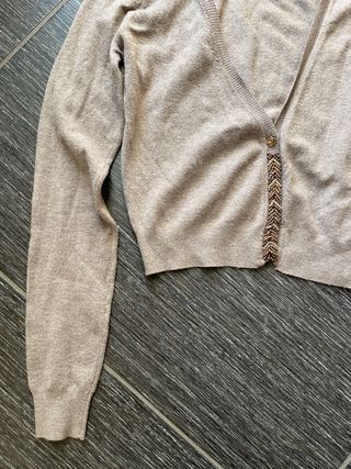 Cardigan corto beige con bottoni