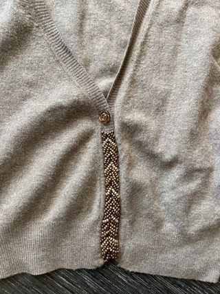 Cardigan corto beige con bottoni