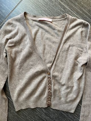 Cardigan corto beige con bottoni