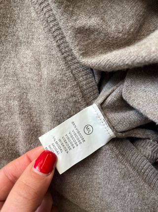 Cardigan corto beige con bottoni