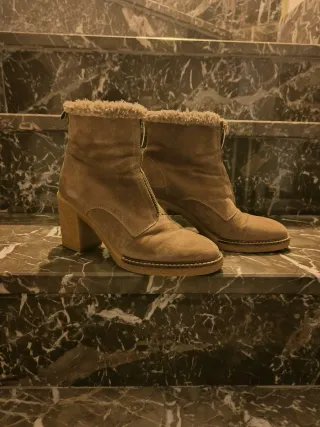 Botines beige con pelo y cremallera