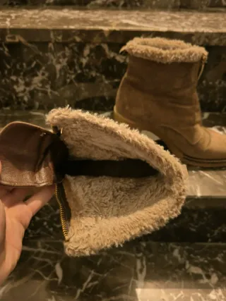 Botines beige con pelo y cremallera