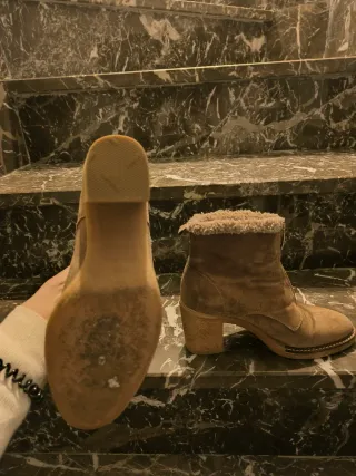 Botines beige con pelo y cremallera