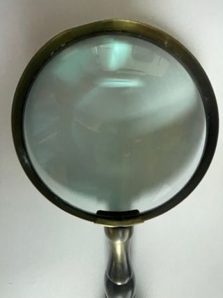 Lupa antigua metal plateado decorada