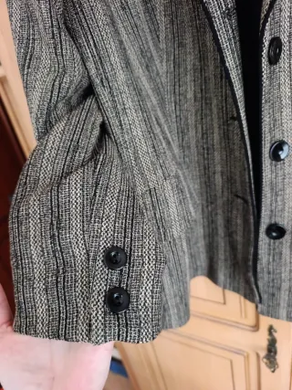 Americana de rayas beige y negro