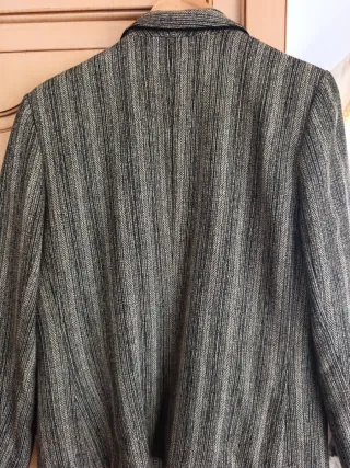 Americana de rayas beige y negro