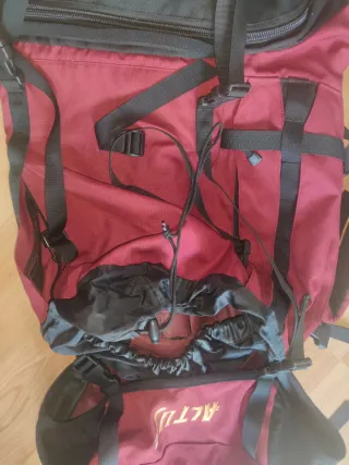 Mochila Negra y Roja de montaña con barras fijas
