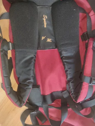 Mochila Negra y Roja de montaña con barras fijas