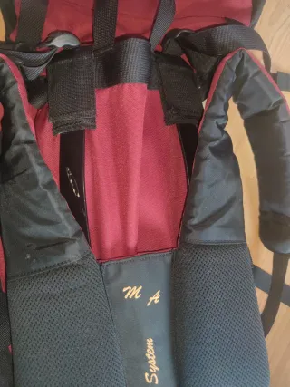 Mochila Negra y Roja de montaña con barras fijas