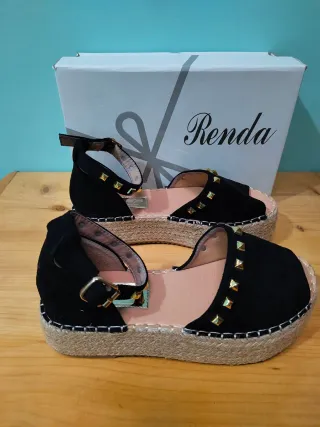 Sandalias negras esparto y tachuelas