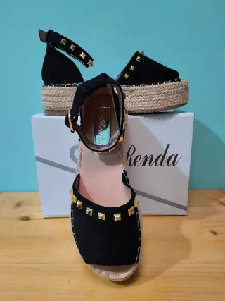 Sandalias negras esparto y tachuelas