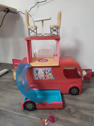 Autocaravana Barbie con piscina y tobogán