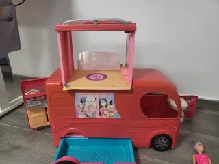 Autocaravana Barbie con piscina y tobogán