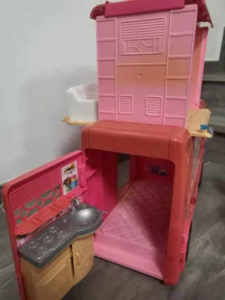 Autocaravana Barbie con piscina y tobogán