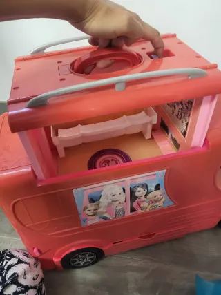 Autocaravana Barbie con piscina y tobogán