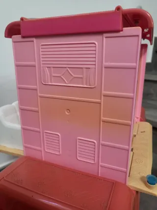 Autocaravana Barbie con piscina y tobogán