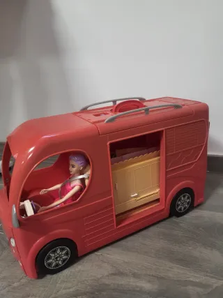 Autocaravana Barbie con piscina y tobogán