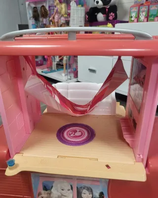 Autocaravana Barbie con piscina y tobogán