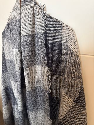 Bufanda a cuadros azul y gris