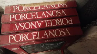 Baldosas Porcelanosa Cerámica. Negras con rayas bl