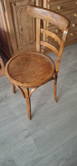 Vecchia sedia in legno tipo Thonet