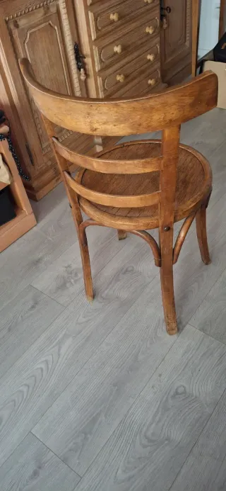 Vecchia sedia in legno tipo Thonet